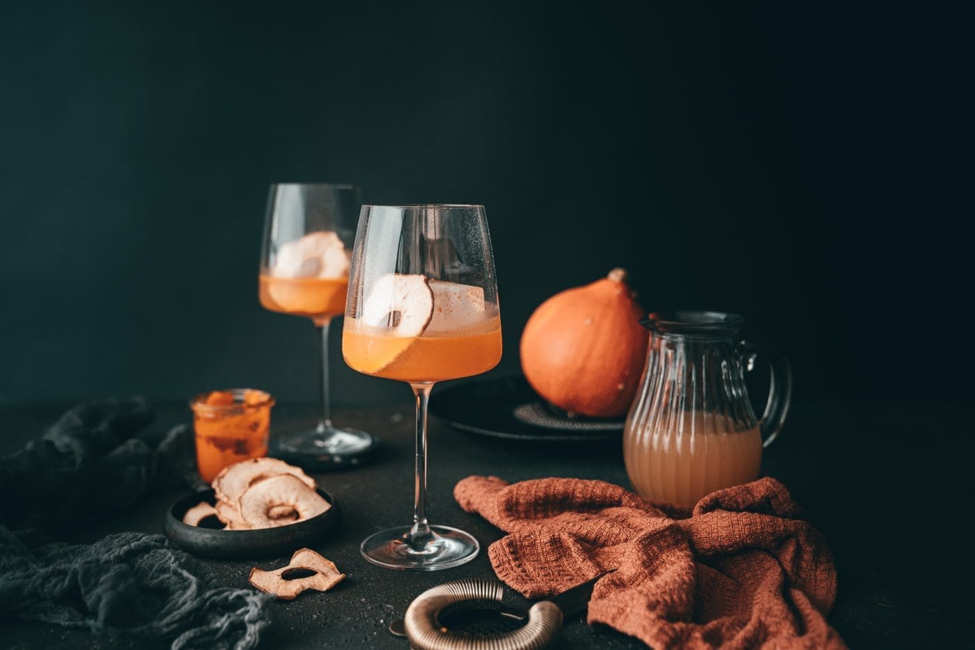 Halloween Drink Zwiesel 8 1 | Ist denn schon wieder Halloween?! Unglaublich, wie schnell so ein Jahr rumgegangen ist. Wir sind zwar nicht die allergrößten Fans von Halloween Partys und wir machen da auch nicht immer alles mit, aber irgendwie wird diese meist feuchte und schon kältere Jahreszeit durch die bunten Farben im Herbst und das überall zu findende Kürbisorange, alles ein wenig heimeliger. Und mit unserem 3. Kürbisrezept in diesem Jahr werden wir beide daher am Halloween-Abend einen leckeren Pumpkin Gimlet genießen.