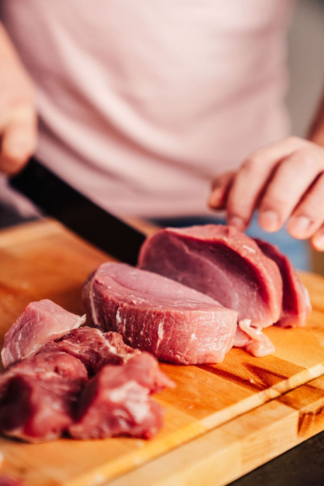 Schnellkochtopf Gulasch 1 | Gulasch aus dem Schnellkochtopf ist eines der Fleischgerichte, die ich seit Kindheitstagen mit am aller liebsten esse. Früher wurde bei Oma Lore Gulasch regelmäßig unter der Woche gekocht. Alle zwei Wochen stand ein Gulasch auf dem Tisch. Das konnte in der einen Woche mal vom Rind gemacht sein, in der anderen dann doch vom Schwein. Und je nachdem, was der Metzger so im Angebot hatte, gab es das Gulasch auch immer gerne mal "halb und halb".