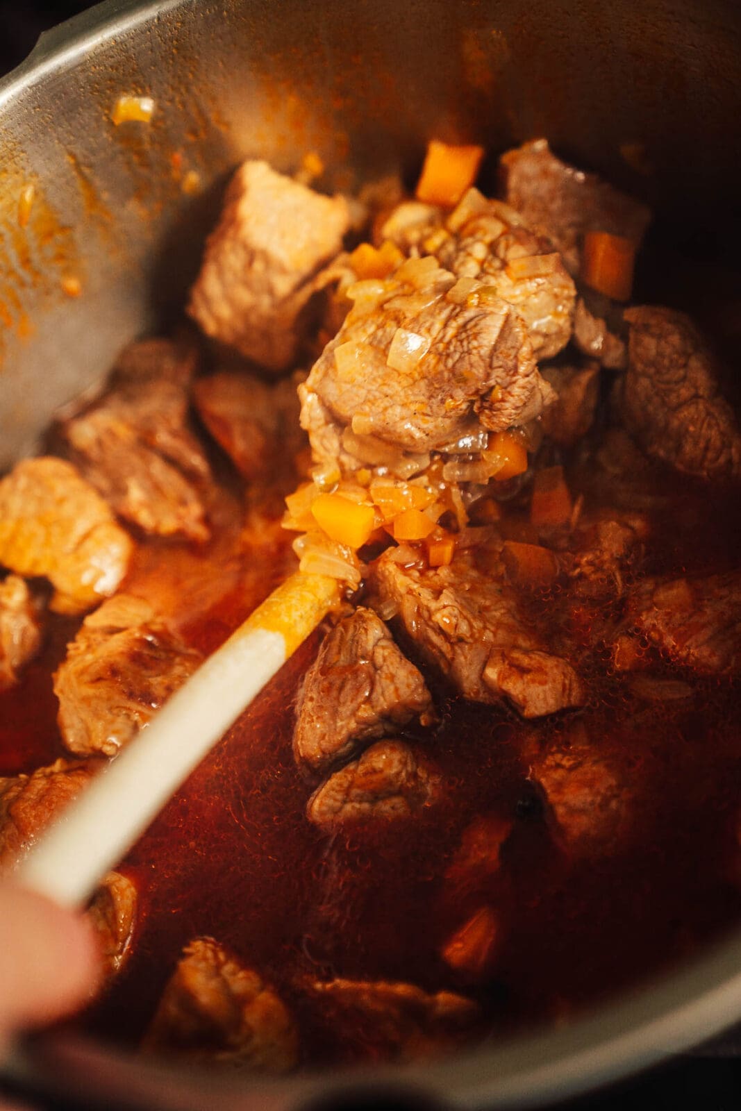 Schnellkochtopf Gulasch 3 | Gulasch aus dem Schnellkochtopf ist eines der Fleischgerichte, die ich seit Kindheitstagen mit am aller liebsten esse. Früher wurde bei Oma Lore Gulasch regelmäßig unter der Woche gekocht. Alle zwei Wochen stand ein Gulasch auf dem Tisch. Das konnte in der einen Woche mal vom Rind gemacht sein, in der anderen dann doch vom Schwein. Und je nachdem, was der Metzger so im Angebot hatte, gab es das Gulasch auch immer gerne mal "halb und halb".