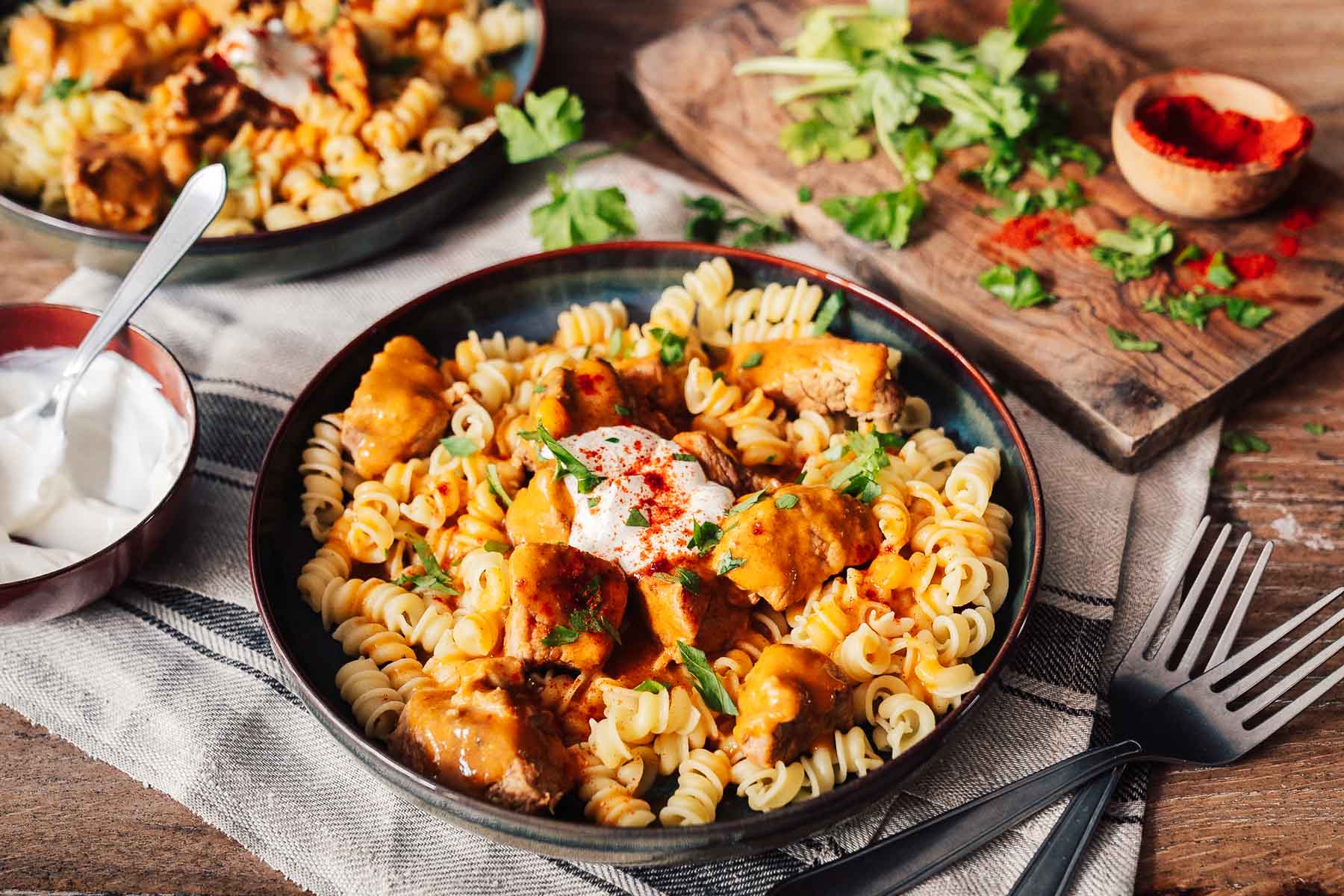 Schnellkochtopf Gulasch 4 | Gulasch aus dem Schnellkochtopf ist eines der Fleischgerichte, die ich seit Kindheitstagen mit am aller liebsten esse. Früher wurde bei Oma Lore Gulasch regelmäßig unter der Woche gekocht. Alle zwei Wochen stand ein Gulasch auf dem Tisch. Das konnte in der einen Woche mal vom Rind gemacht sein, in der anderen dann doch vom Schwein. Und je nachdem, was der Metzger so im Angebot hatte, gab es das Gulasch auch immer gerne mal "halb und halb".