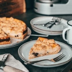 Quark-Streuselkuchen Stück auf dem Teller