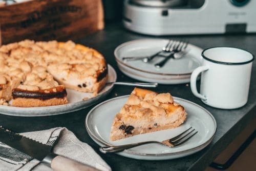 Quark-Streuselkuchen Stück auf dem Teller