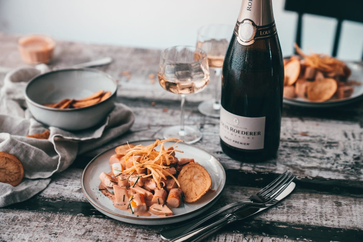 Taste France 23 | Wir beide lieben es, kulinarisch auf Reisen zu gehen!. Seit unserem letzten Urlaub in Frankreich bringen wir diese Erinnerungen gerne an den Tisch und gemeinsam mit dem Taste France Magazine kochen wir aus tollen französischen Produkten gleich zweimal für euch. Der erste Streich ist unser Surimi-Cocktail mit knusprigen Kartoffeln, den wir mehr als stilvoll mit einem Glas Champagner genießen ... der zweite Streich folgt morgen und wird noch nicht verraten. Ach ja ... one last thing ... wir sind nicht alleine bei dieser Aktion, denn Taste France hat zum "Blogger Battle" aufgerufen, dazu später mehr.