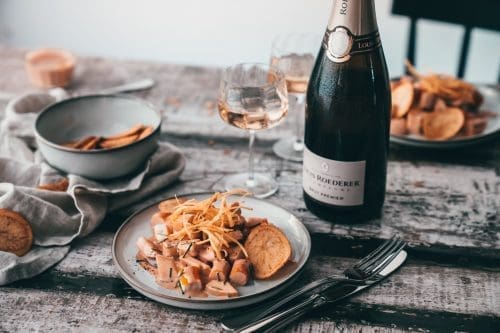 Taste France 23 | Wir beide lieben es, kulinarisch auf Reisen zu gehen!. Seit unserem letzten Urlaub in Frankreich bringen wir diese Erinnerungen gerne an den Tisch und gemeinsam mit dem Taste France Magazine kochen wir aus tollen französischen Produkten gleich zweimal für euch. Der erste Streich ist unser Surimi-Cocktail mit knusprigen Kartoffeln, den wir mehr als stilvoll mit einem Glas Champagner genießen ... der zweite Streich folgt morgen und wird noch nicht verraten. Ach ja ... one last thing ... wir sind nicht alleine bei dieser Aktion, denn Taste France hat zum "Blogger Battle" aufgerufen, dazu später mehr.