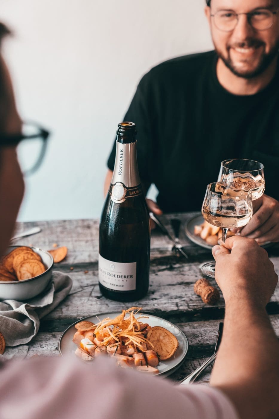 Taste France 26 | Wir beide lieben es, kulinarisch auf Reisen zu gehen!. Seit unserem letzten Urlaub in Frankreich bringen wir diese Erinnerungen gerne an den Tisch und gemeinsam mit dem Taste France Magazine kochen wir aus tollen französischen Produkten gleich zweimal für euch. Der erste Streich ist unser Surimi-Cocktail mit knusprigen Kartoffeln, den wir mehr als stilvoll mit einem Glas Champagner genießen ... der zweite Streich folgt morgen und wird noch nicht verraten. Ach ja ... one last thing ... wir sind nicht alleine bei dieser Aktion, denn Taste France hat zum "Blogger Battle" aufgerufen, dazu später mehr.