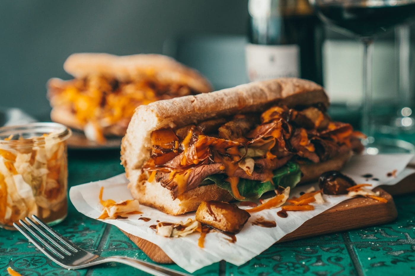 Taste France 52 | Der "Blogger Battle" des Taste France Magazins geht in Runde 2! Nachdem wir uns gestern mit einer Hauptzutat aus dem Meer beschäftigt haben, steht das Rezept heute unter dem Motto "Auf dem Land". Dafür haben wir feinstes Tafelspitz, leckere Baguette-Salami und Birnen aus Frankreich zur Verfügung und ein Rotwein von der Loire ist die perfekte Begleitung. Wir lieben vietnamesische Baguettes, Bánh Mì, das französische und vietnamesische Zutaten kombiniert. Seinen Ursprung hat das Sandwich in der Kolonialzeit, in der die Franzosen das Baguette nach Vietnam einführten, wo es zur beliebtesten Brotform wurde.
