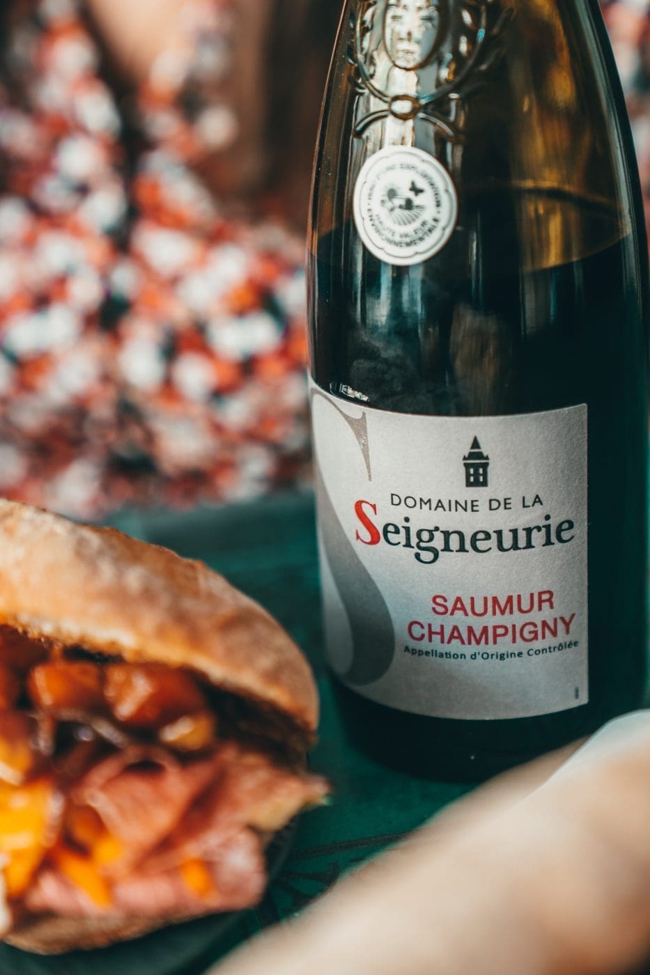 Taste France 9 2 | Der "Blogger Battle" des Taste France Magazins geht in Runde 2! Nachdem wir uns gestern mit einer Hauptzutat aus dem Meer beschäftigt haben, steht das Rezept heute unter dem Motto "Auf dem Land". Dafür haben wir feinstes Tafelspitz, leckere Baguette-Salami und Birnen aus Frankreich zur Verfügung und ein Rotwein von der Loire ist die perfekte Begleitung. Wir lieben vietnamesische Baguettes, Bánh Mì, das französische und vietnamesische Zutaten kombiniert. Seinen Ursprung hat das Sandwich in der Kolonialzeit, in der die Franzosen das Baguette nach Vietnam einführten, wo es zur beliebtesten Brotform wurde.