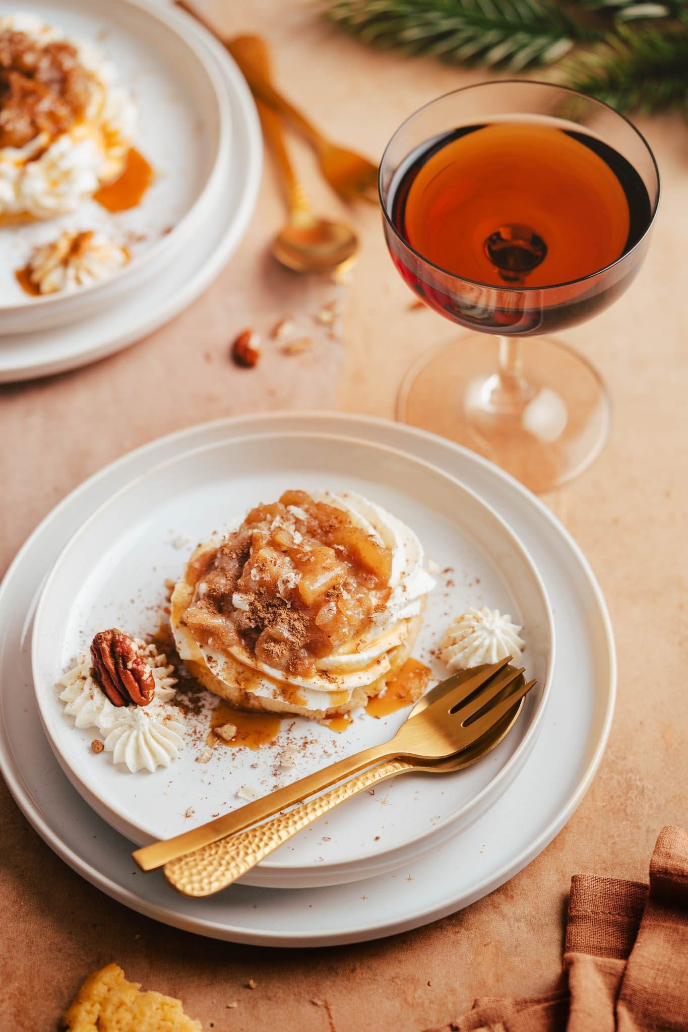 Festliche Desserts für Weihnachten – unsere schönsten Ideen für süße Festtage 2 Rezept für dekonstruierten Apfelkuchen als mega leckeres Dessert. Die einzelnen Komponenten sind super gut vorzubereiten und fix auf dem Teller!