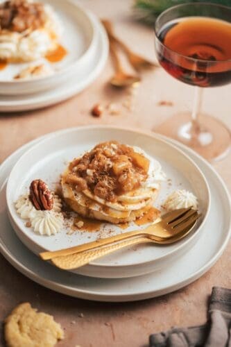 Dekonstruierter Apfelkuchen - Diesen Dessertraum musst du probieren! 4 Rezept für dekonstruierten Apfelkuchen als mega leckeres Dessert. Die einzelnen Komponenten sind super gut vorzubereiten und fix auf dem Teller!