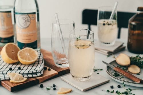 Ingwer Kraeuterlimonade 12 | Wasser ... Das ist oftmals ein Thema bei uns beiden. Sascha liebt es, wenn es prickelt und könnte auch von prickelnden Limonaden nicht genug bekommen. Ich bin da genau das Gegenteil. Ich liebe es still. Ich trinke tagsüber eigentlich nichts anderes, außer vielleicht den einen oder anderen Kaffee oder Tee. Und wenn ich dann einmal Lust auf etwas mit ein wenig mehr Geschmack habe, dann mache ich mir solch ein Getränk am liebsten selber. Denn dann kann ich genau bestimmen, was drin ist, denn ich mag zu süße Getränke so überhaupt gar nicht - und gesünder ist das auch noch. Und bei Geschmack und gesund dachte ich daran, mit den Wässern von St. Leonhards Quellen eine leckere, herbstliche und nicht zu süße Ingwer-Kräuterlimonade zuzubereiten.