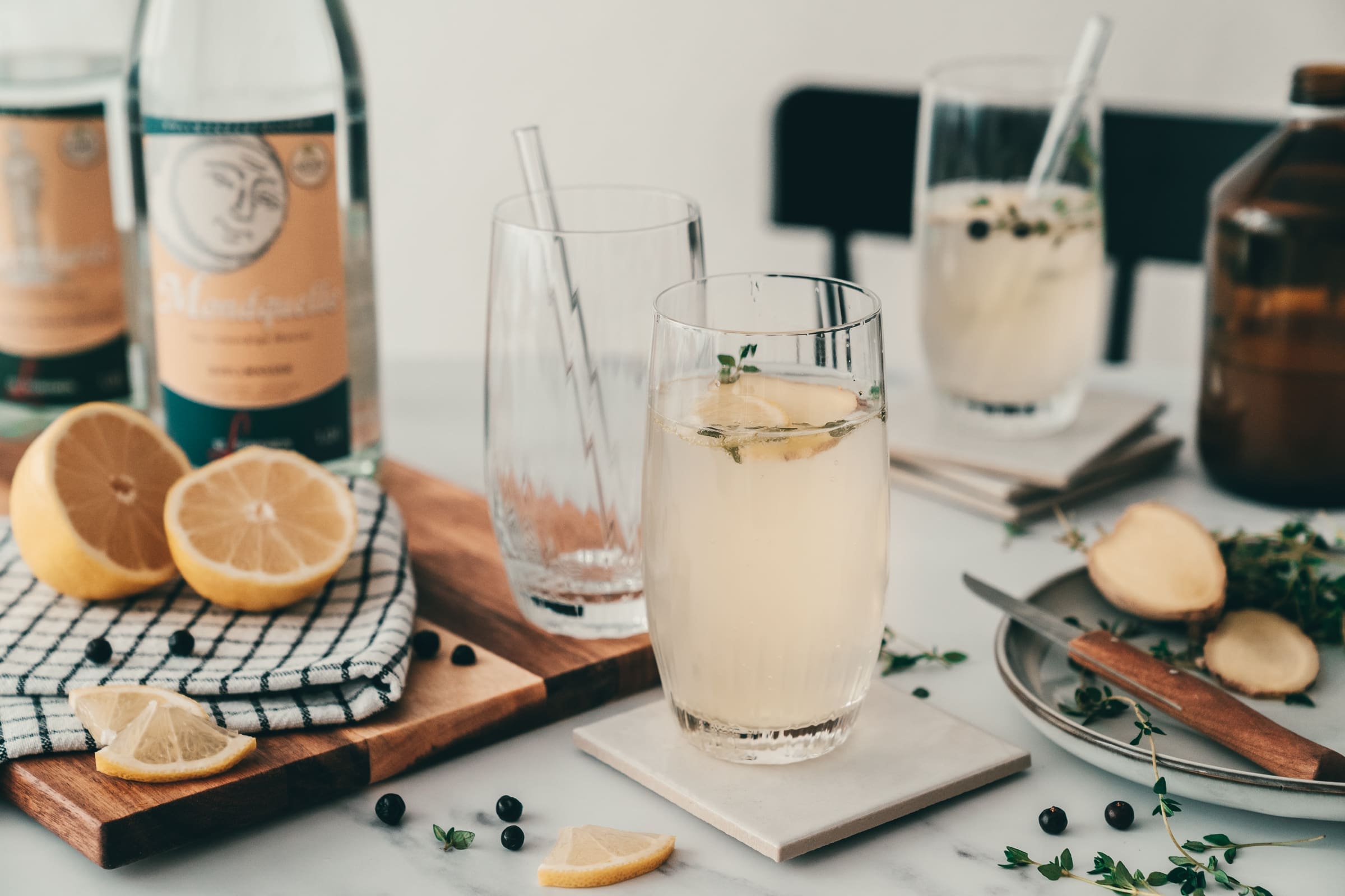 Ingwer Kraeuterlimonade 12 | Wasser ... Das ist oftmals ein Thema bei uns beiden. Sascha liebt es, wenn es prickelt und könnte auch von prickelnden Limonaden nicht genug bekommen. Ich bin da genau das Gegenteil. Ich liebe es still. Ich trinke tagsüber eigentlich nichts anderes, außer vielleicht den einen oder anderen Kaffee oder Tee. Und wenn ich dann einmal Lust auf etwas mit ein wenig mehr Geschmack habe, dann mache ich mir solch ein Getränk am liebsten selber. Denn dann kann ich genau bestimmen, was drin ist, denn ich mag zu süße Getränke so überhaupt gar nicht - und gesünder ist das auch noch. Und bei Geschmack und gesund dachte ich daran, mit den Wässern von St. Leonhards Quellen eine leckere, herbstliche und nicht zu süße Ingwer-Kräuterlimonade zuzubereiten.