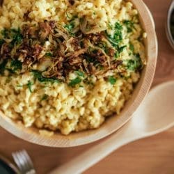 Kaesespaetzle 17 | Es gibt kaum etwas, das so zuverlässig glücklich macht wie ein Teller Pasta – oder ein cremiges Risotto. Kein Wunder, dass diese Gerichte bei uns ständig auf dem Tisch stehen.