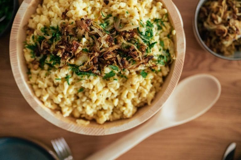 Kaesespaetzle 17 | Es gibt kaum etwas, das so zuverlässig glücklich macht wie ein Teller Pasta – oder ein cremiges Risotto. Kein Wunder, dass diese Gerichte bei uns ständig auf dem Tisch stehen.