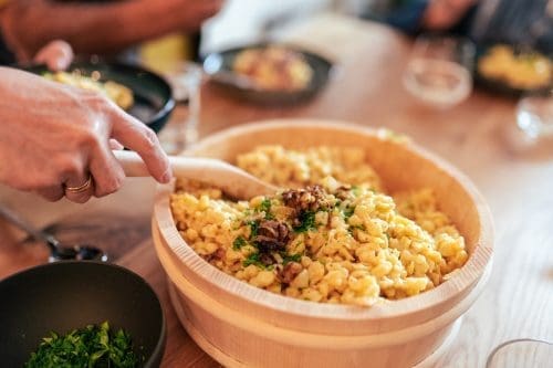 Kaesespaetzle 20 | Wenn ein Gericht unter dem Motto 'Käse' steht, dann sind es wohl die Käsespätzle! Ein Gericht, das wir beide so gerne essen, in Vorarlberg wieder entdeckt, alle Utensilien aus Österreich mitgebracht und nun endlich ein Rezept für euch auf dem Blog haben - oh Happy Day! Käsespätzle sind ein Traditionsgericht in Vorarlberg und wie ihr wisst, lieben wir Klassiker und Traditionen. Typisch für Gerichte mit wenigen Zutaten gilt es auch hier, auf die Qualität der Zutaten zu achten, denn das macht es am Ende zu einem perfekten Erlebnis. Dank des Vorarlberger Bergkäses g.U. von Alma sind wir da ja bestens ausgerüstet!