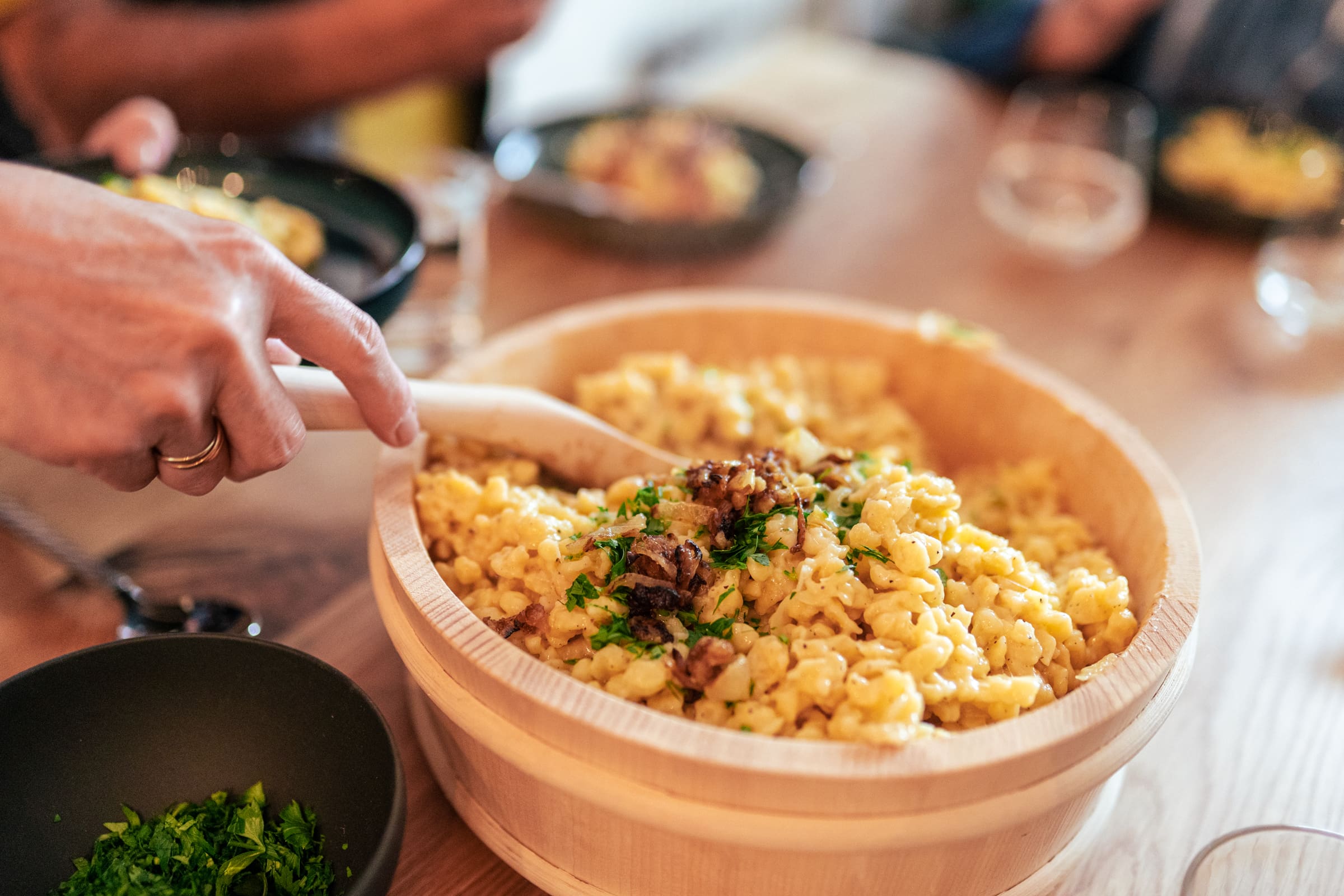 Kaesespaetzle 20 | Wenn ein Gericht unter dem Motto 'Käse' steht, dann sind es wohl die Käsespätzle! Ein Gericht, das wir beide so gerne essen, in Vorarlberg wieder entdeckt, alle Utensilien aus Österreich mitgebracht und nun endlich ein Rezept für euch auf dem Blog haben - oh Happy Day! Käsespätzle sind ein Traditionsgericht in Vorarlberg und wie ihr wisst, lieben wir Klassiker und Traditionen. Typisch für Gerichte mit wenigen Zutaten gilt es auch hier, auf die Qualität der Zutaten zu achten, denn das macht es am Ende zu einem perfekten Erlebnis. Dank des Vorarlberger Bergkäses g.U. von Alma sind wir da ja bestens ausgerüstet!