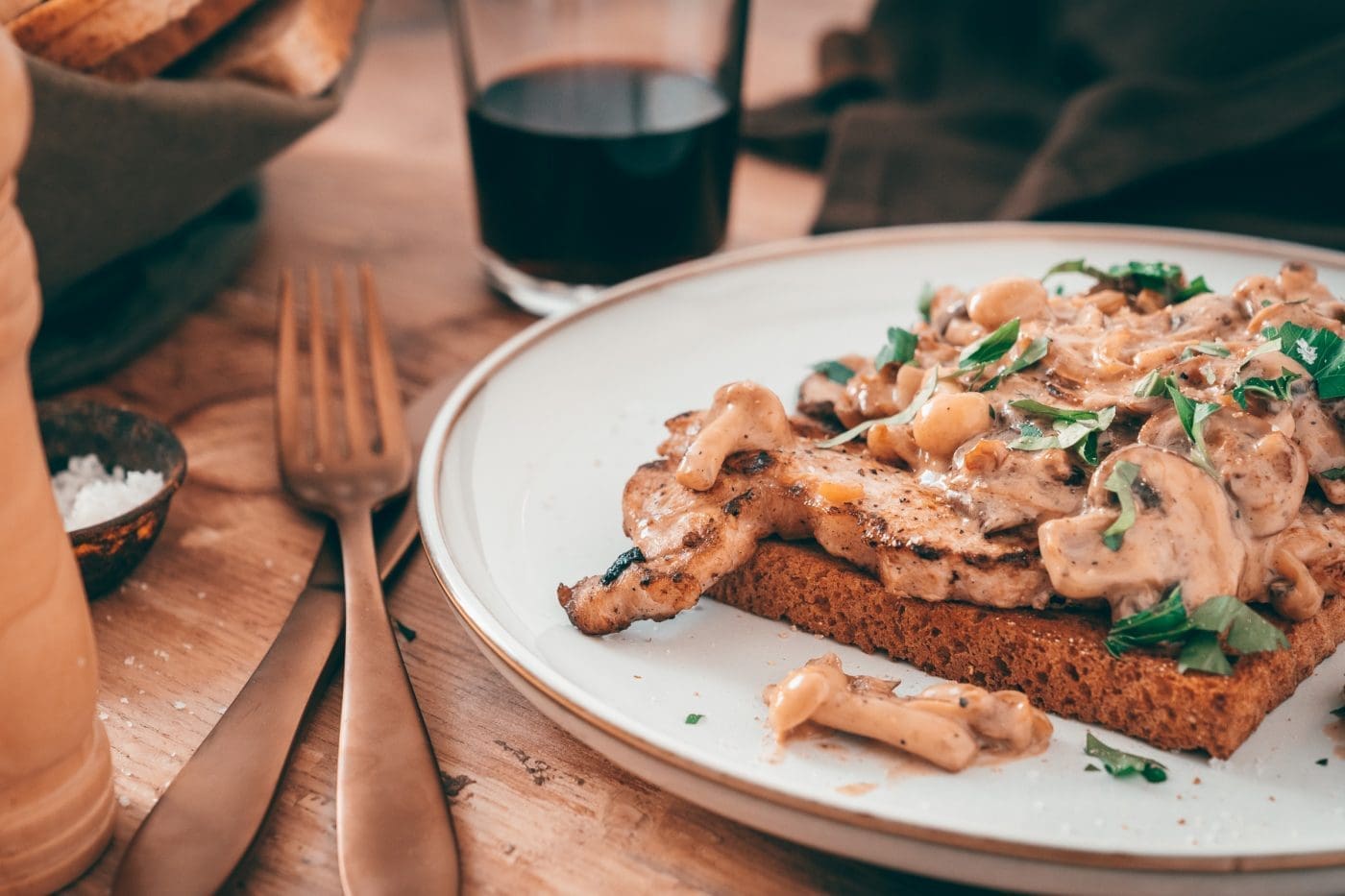 Krüstchen - oder mein Schnitzeltoast aus den 90ern! 2 Kruestchen Fix auf dem Tisch 10 | #fixaufdemtisch - Das ist das Motto einer lieben kleinen Bloggerrunde, die sich immer wieder eine Zutat oder ein Thema überlegt, zu dem jeder einzelne sich eine schöne Rezeptidee ausdenken darf. Alles ist erlaubt und mit unserer Linsensuppe haben wir vor ein paar Wochen auch anscheinend euren Geschmack getroffen. Das aktuelle Motto ist Toast. Das versetzt uns direkt in Kindertage zurück und für mich geht da einfach nur ein Gericht. Mein Lieblingsfood aus den 90ern. Das Krüstchen.