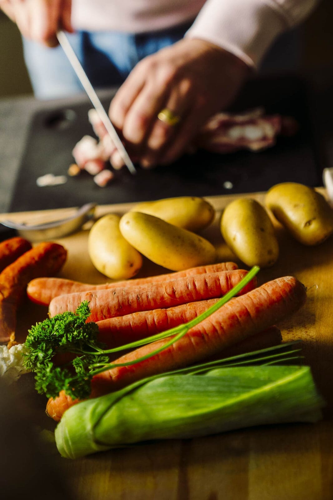Linsensuppe nach Oma Lore – Kartoffeln, Möhren, Lauch und Petersilie frisch vorbereitet für das klassische Familienrezept