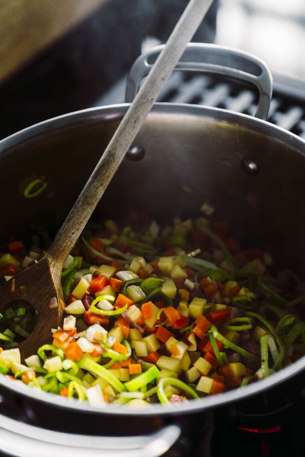 Suppengrün für Linsensuppe nach Oma Lore wird im großen Topf langsam angeschwitzt – die Basis für kräftigen Geschmack