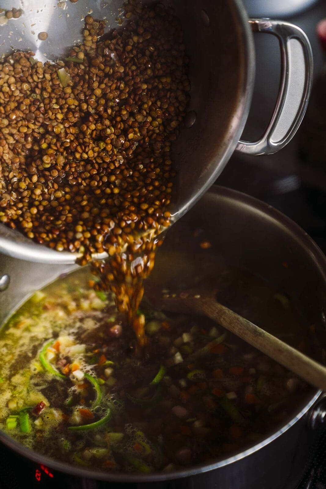 Tellerlinsen werden zur Linsensuppe nach Oma Lore in den Topf gegeben – so entsteht der herzhafte Eintopf