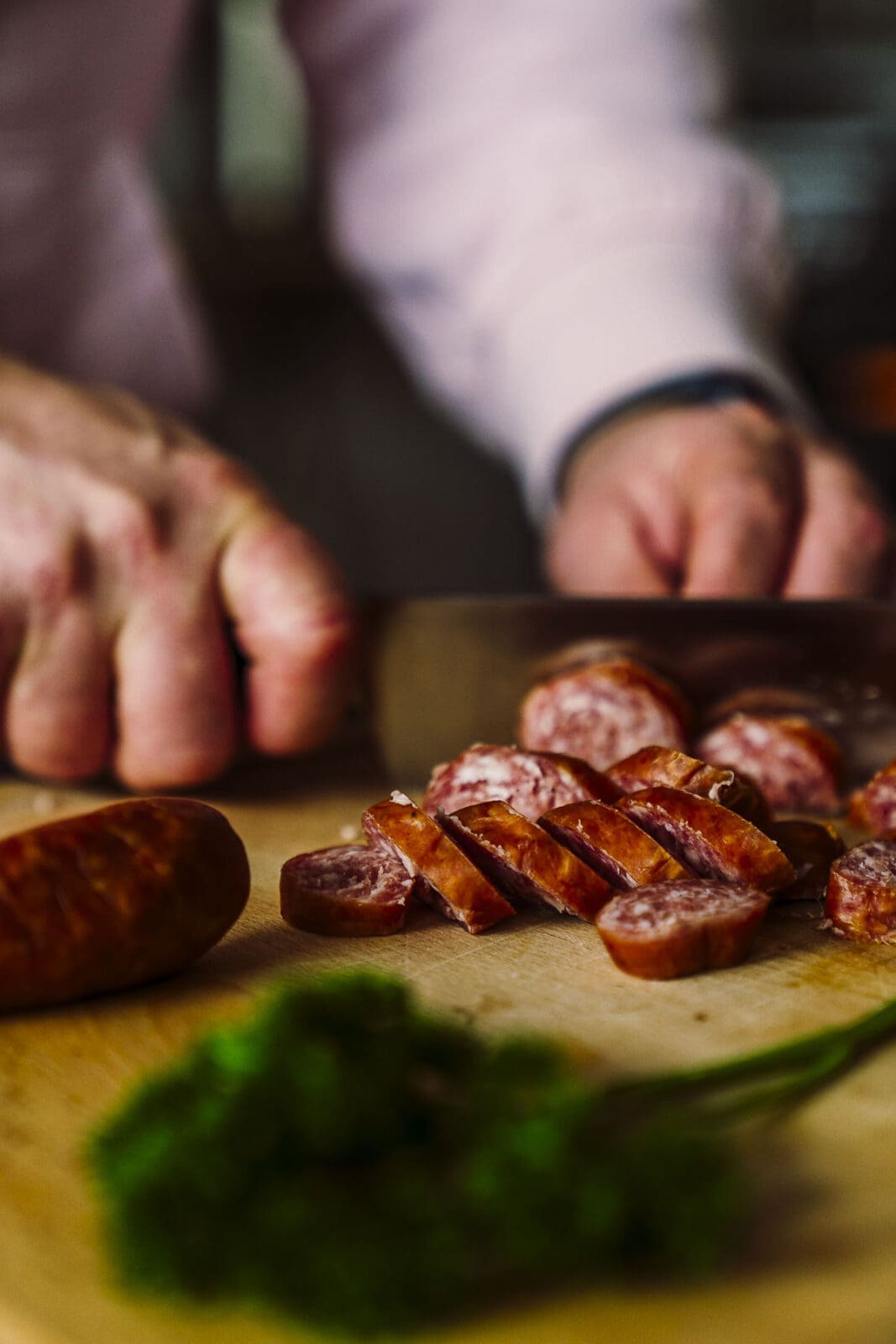 Mettenden in Scheiben geschnitten für Linsensuppe nach Oma Lore – sie sorgen für den typischen Rauchgeschmack