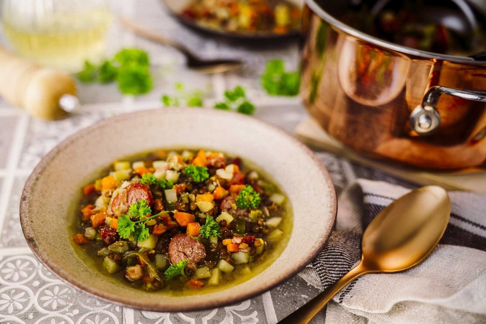 Linsensuppe nach Oma Lore angerichtet im tiefen Teller – klassisch, deftig und genau wie früher