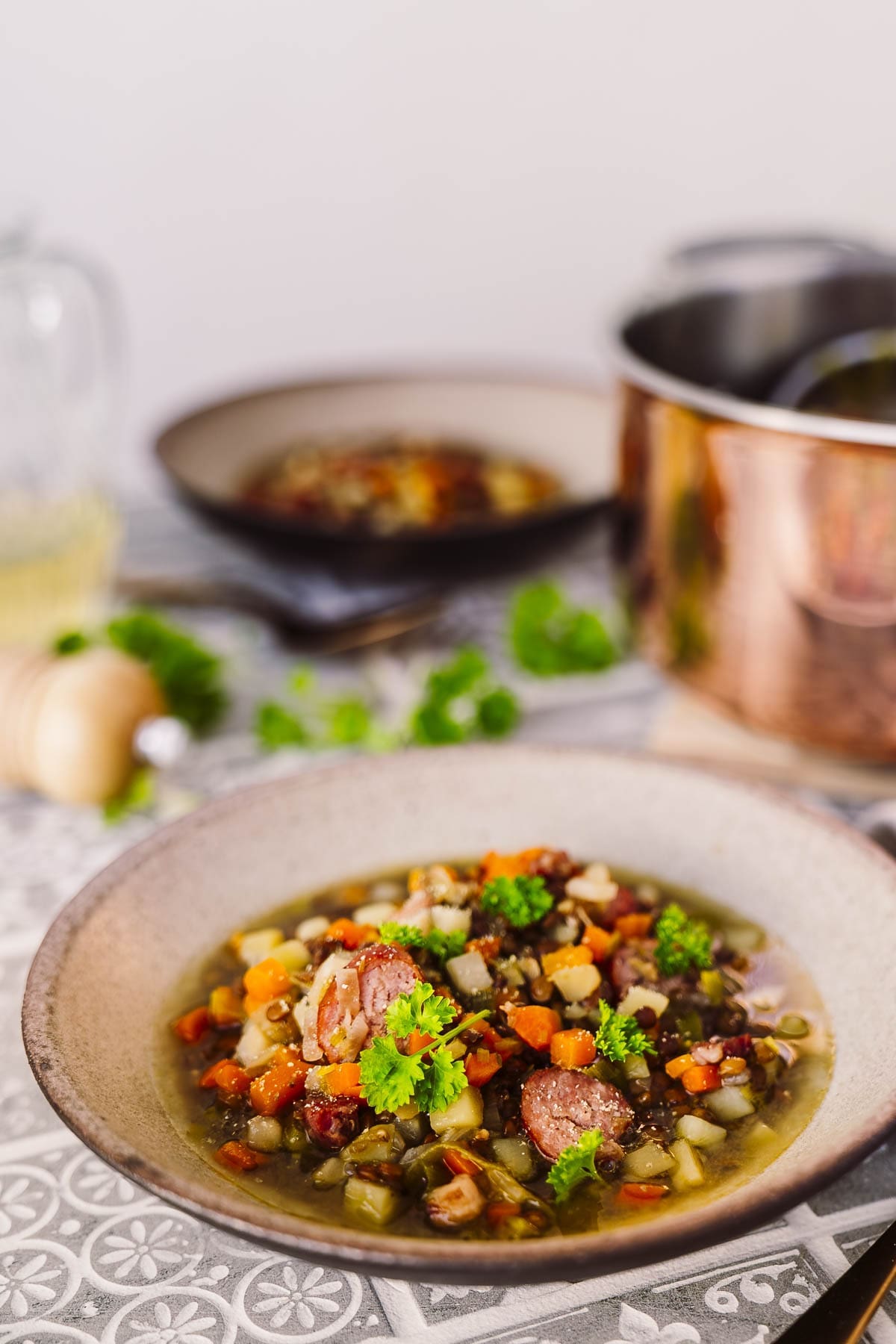 Linsensuppe nach Oma Lore mit Tellerlinsen, Kartoffeln, Möhren und Mettenden – ein echter Familienklassiker