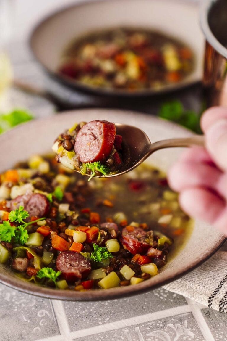 Löffel mit Linsensuppe nach Oma Lore – genau so schmeckt klassisches Wohlfühlessen aus Omas Küche