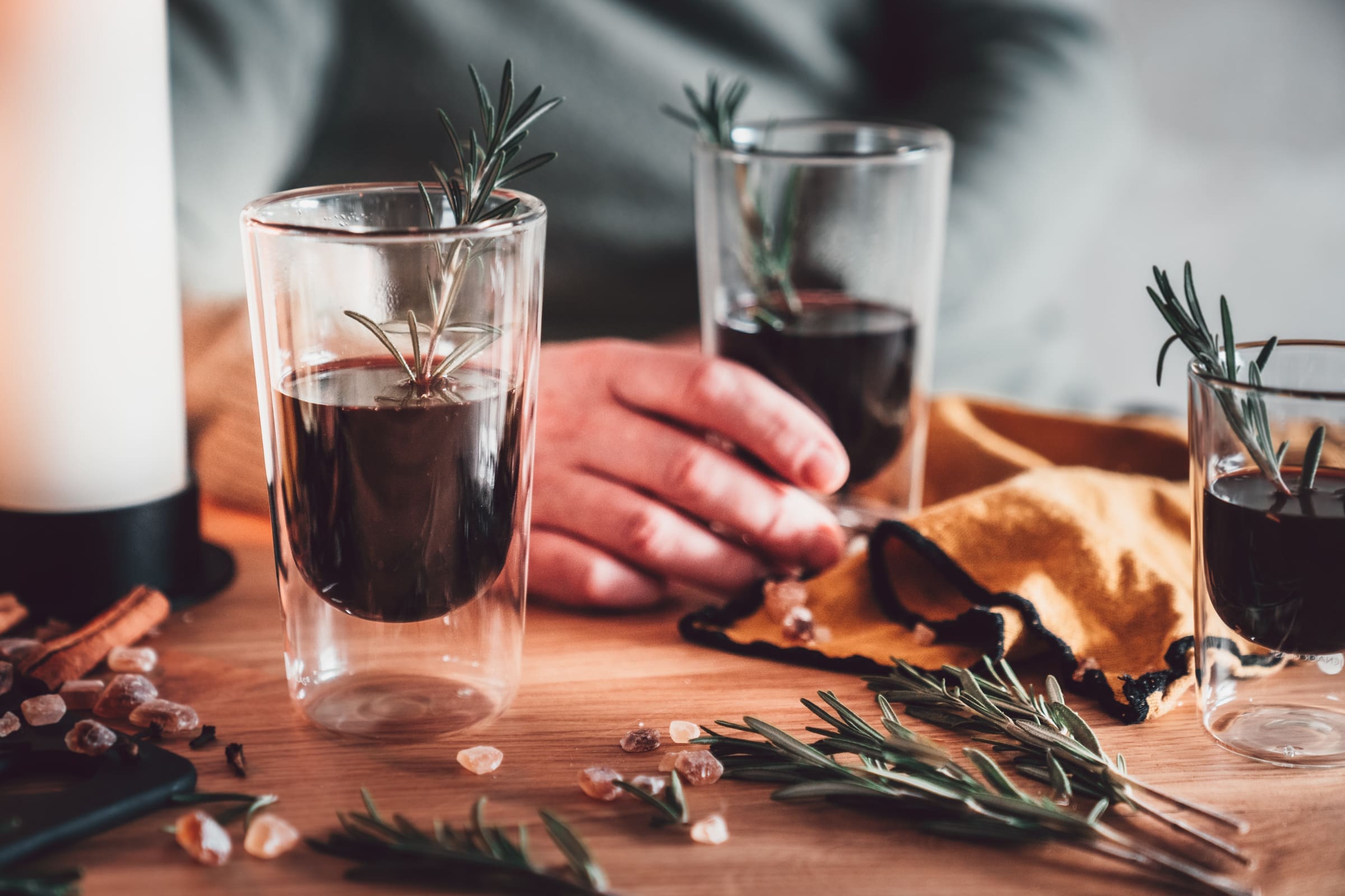 Portwein Punsch mit Rosmarin 13 | Was macht ihr, wenn die Tage kürzer werden und die Temperaturen sinken? Wir machen es uns dann extra gerne gemütlich, machen ein paar Kerzen an, werfen uns eine Decke über und schlürfen dabei unseren Portwein-Punsch mit Rosmarin. Wir genießen diese ruhigen Stunden und dabei ist ein wärmendes Heißgetränk genau der richtige Begleiter. Kräftiger Portwein, Lorbeerblätter, Pfeffer, Nelken & Co. sorgen für winterliche Aromen und der braune Kandis von Diamant Zucker rundet unseren Punsch wunderbar ab!