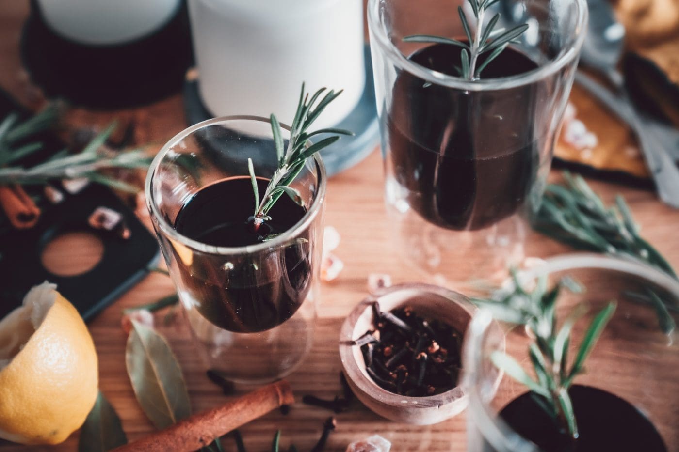 Portwein Punsch mit Rosmarin 22 | Was macht ihr, wenn die Tage kürzer werden und die Temperaturen sinken? Wir machen es uns dann extra gerne gemütlich, machen ein paar Kerzen an, werfen uns eine Decke über und schlürfen dabei unseren Portwein-Punsch mit Rosmarin. Wir genießen diese ruhigen Stunden und dabei ist ein wärmendes Heißgetränk genau der richtige Begleiter. Kräftiger Portwein, Lorbeerblätter, Pfeffer, Nelken & Co. sorgen für winterliche Aromen und der braune Kandis von Diamant Zucker rundet unseren Punsch wunderbar ab!