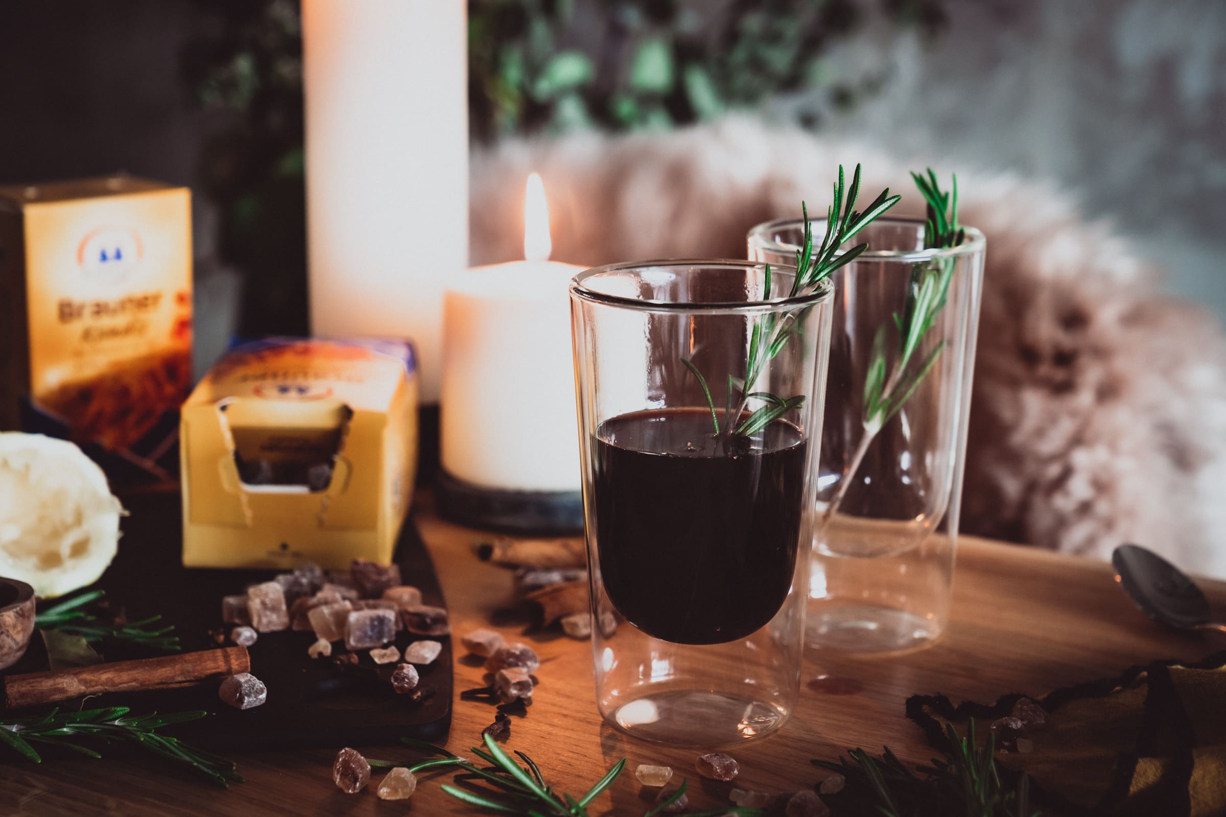 Portwein Punsch mit Rosmarin 8 | Was macht ihr, wenn die Tage kürzer werden und die Temperaturen sinken? Wir machen es uns dann extra gerne gemütlich, machen ein paar Kerzen an, werfen uns eine Decke über und schlürfen dabei unseren Portwein-Punsch mit Rosmarin. Wir genießen diese ruhigen Stunden und dabei ist ein wärmendes Heißgetränk genau der richtige Begleiter. Kräftiger Portwein, Lorbeerblätter, Pfeffer, Nelken & Co. sorgen für winterliche Aromen und der braune Kandis von Diamant Zucker rundet unseren Punsch wunderbar ab!