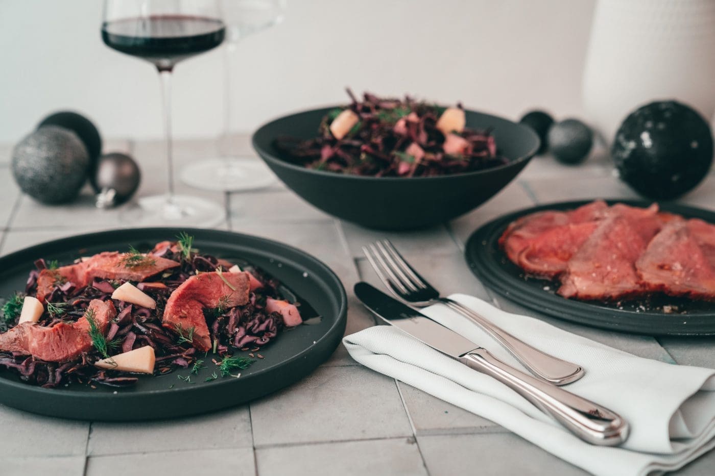 Rotkohlsalat mit Roastbeefstreifen - Food Blogger Adventskalender 2020 2 Rotkohlsalat mit Roastbeef La Boule Villeroy 19 | Es ist Dezember! Keine Ahnung wie, aber dieses verrückte Jahr 2020 neigt sich tatsächlich dem Ende. Und wenn heute der 1. Dezember ist, bedeutet das auch eins - es ist Zeit das erste Türchen an eurem Adventskalender ui öffnen. Genau das machen wir heute auch und hüpfen direkt aus Tür Nummer 1 im Food Blogger Adventskalender 2020 und wir bringen euch ein tolles Vorspeisenrezept für euer Weihnachtsmenü inklusive Gewinnspiel mit. Unser Rotkohlsalat mit Roastbeefstreifen ist mal eine echt frische Alternative in Zeiten der deftigen Winterspeisen und daher solltet ihr euch das Rezept direkt abspeichern!