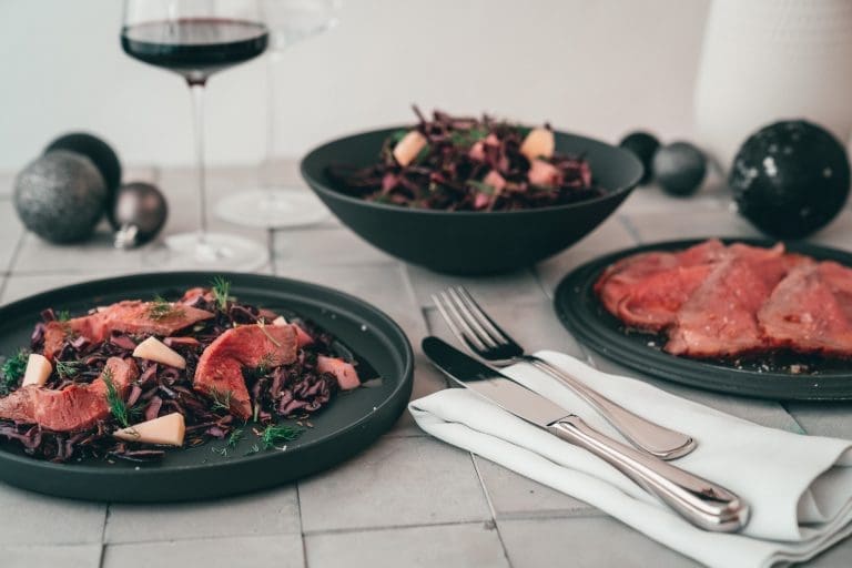 Rotkohlsalat mit Roastbeef La Boule Villeroy 19 | Nach Feierabend soll es vor allem eins: schnell gehen. Diese Rezepte brauchen wenig Zeit und wenige Zutaten – und schmecken trotzdem nach mehr.
