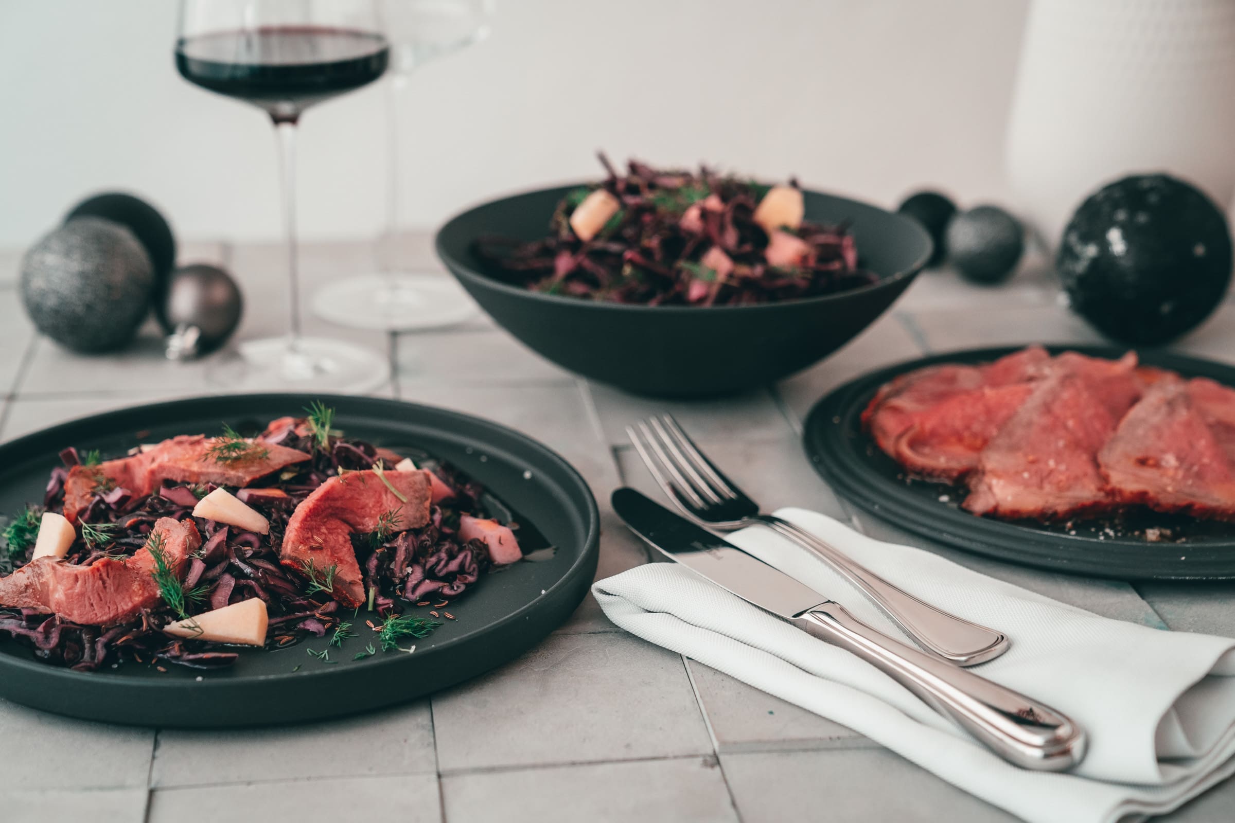 Rotkohlsalat mit Roastbeefstreifen - Food Blogger Adventskalender 2020 2 Rotkohlsalat mit Roastbeef La Boule Villeroy 19 | Es ist Dezember! Keine Ahnung wie, aber dieses verrückte Jahr 2020 neigt sich tatsächlich dem Ende. Und wenn heute der 1. Dezember ist, bedeutet das auch eins - es ist Zeit das erste Türchen an eurem Adventskalender ui öffnen. Genau das machen wir heute auch und hüpfen direkt aus Tür Nummer 1 im Food Blogger Adventskalender 2020 und wir bringen euch ein tolles Vorspeisenrezept für euer Weihnachtsmenü inklusive Gewinnspiel mit. Unser Rotkohlsalat mit Roastbeefstreifen ist mal eine echt frische Alternative in Zeiten der deftigen Winterspeisen und daher solltet ihr euch das Rezept direkt abspeichern!
