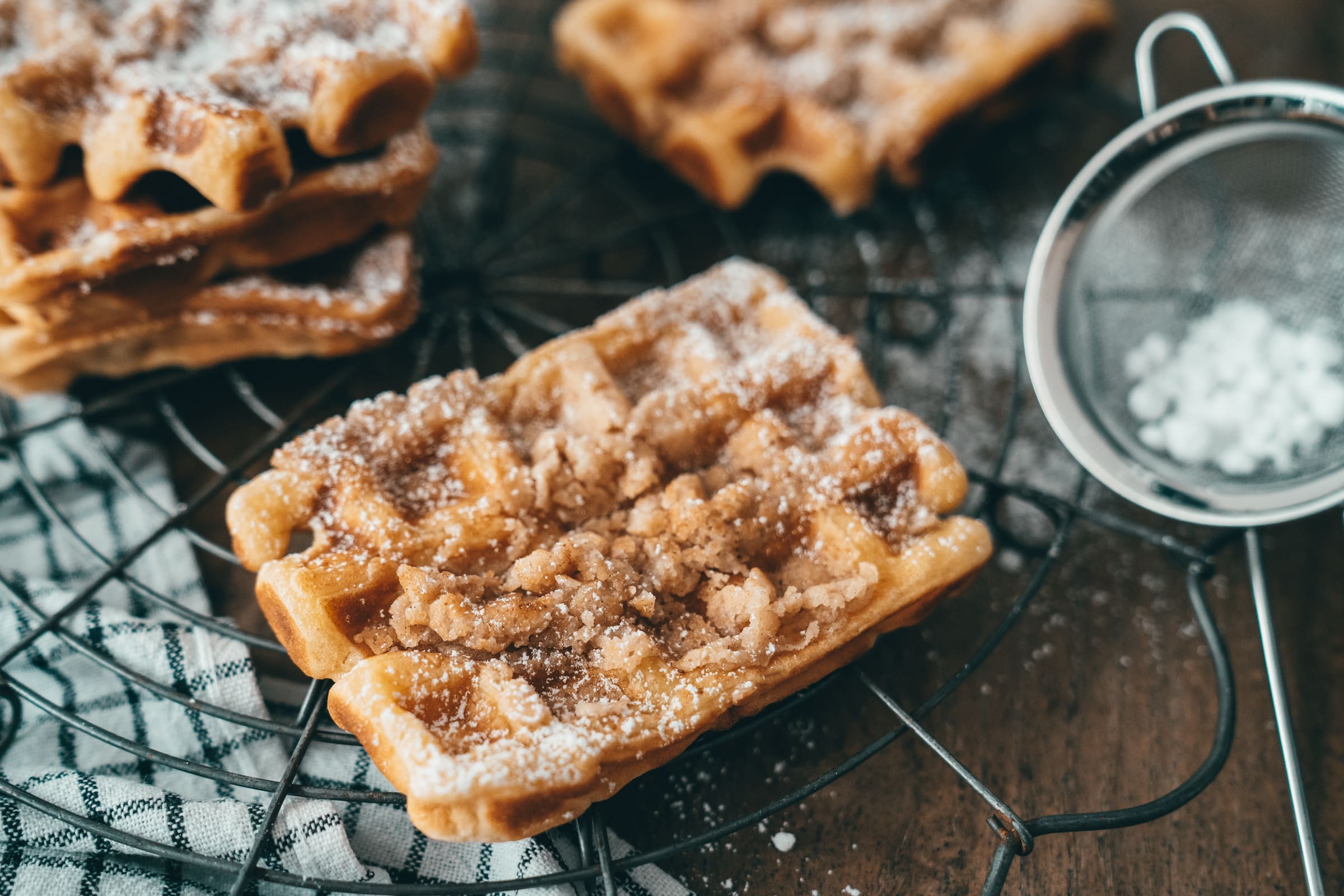 Streusel-Waffeln - Ist das die ultimative Waffel? 5 Streusel Waffeln 8 | “Mit Streuseln ist alles besser!” … ok, ich wiederhole mich wahrscheinlich, ABER es ist doch auch so. Diese Streusel-Waffeln waren in der Tat eine fixe Idee von mir und wir beide fanden sie so gut, dass wir es direkt ausprobiert haben! Waffeln lieben wir eigentlich in jeder Form, aber die Abwechslung macht es halt auch und Streusel-Waffeln sind direkt in unser Waffel-Repertoire gewandert. Leckere weiche Waffeln mit knusprigen Streuseln sind einfach die ultimative Kombination.