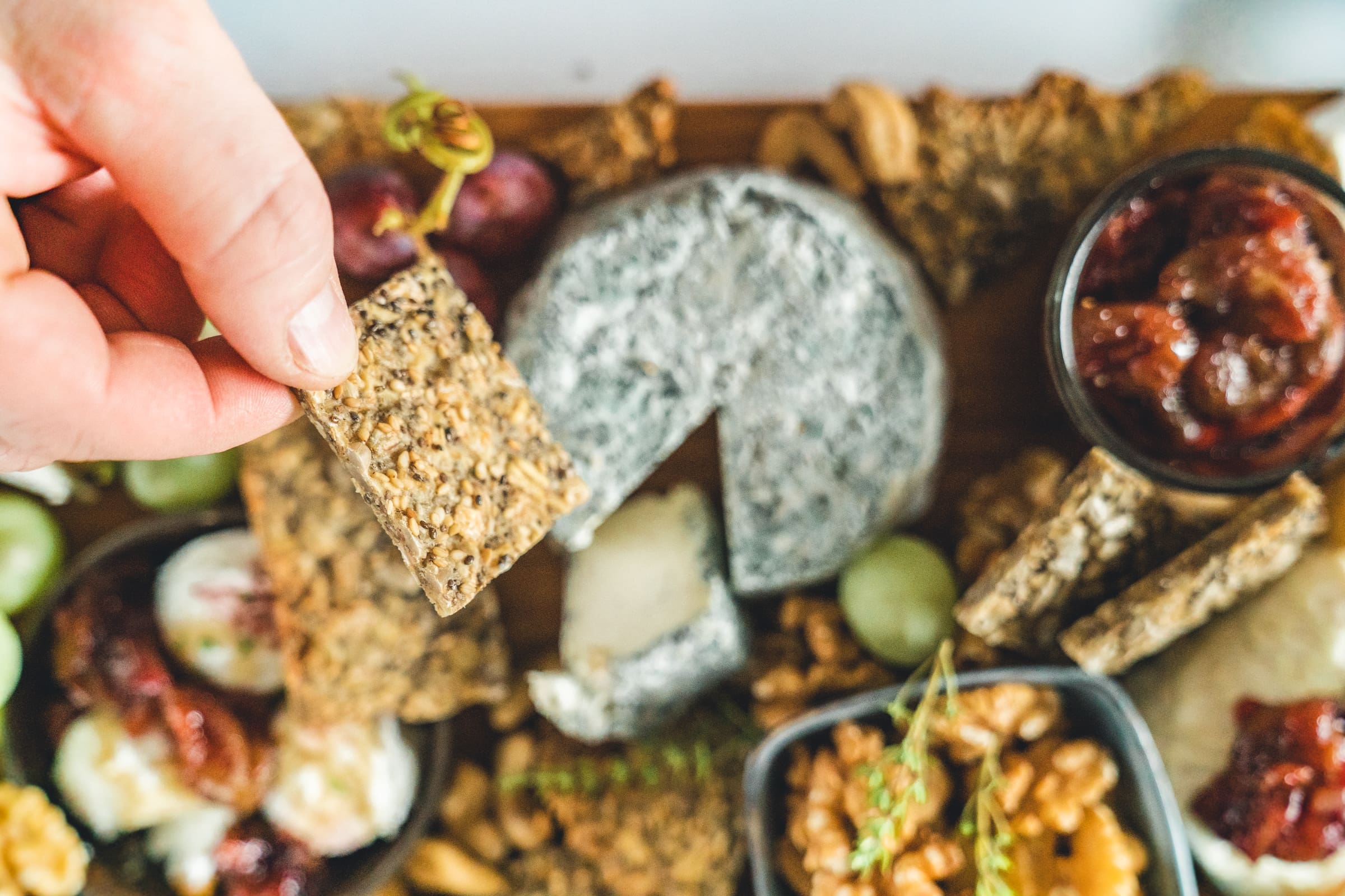 Genießt eine wunderbare Ziegenkäseplatte voller spannender Aromen. Dazu gibt es Rezepte für geröstete Rotweintrauben und einfaches Knäckebrot.