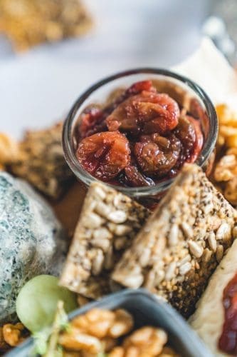 Geröstete Rotweintrauben und Knäckebrot für eine traumhafte Ziegenkäseplatte 4 Genießt eine wunderbare Ziegenkäseplatte voller spannender Aromen. Dazu gibt es Rezepte für geröstete Rotweintrauben und einfaches Knäckebrot.