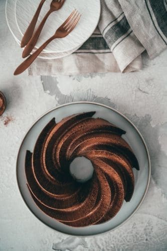 Zimt-Marmorkuchen - Die schönste Schokoglasur überhaupt! 2 Zimt Marmorkuchen 5 | Manche Dinge nimmt man sich ewig vor und irgendwie wird es einfach nix - damit ist jetzt Schluß! Schon seit einer Ewigkeit wollen wir einen Gugelhupf mit so einer perfekten Schokoglasur zaubern. Jedes mal wenn Jasmin von Küchendeern so ein Schmuckstück gezaubert hat, kam wieder der Gedanke. Als mir jetzt beim Umzug ins Foodstudio eine Silikonform in die Hände gekommen ist, war klar "Jetzt ist es soweit!". Also haben wir diesen super leckeren, super saftigen und super schokoladigen Zimt-Marmorkuchen gebacken.