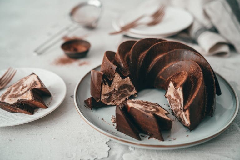 Zimt Marmorkuchen 7 | Wenn uns eine Sache verbindet, dann ist es der Sonntagnachmittag mit Kaffee, Kuchen und der Frage: „Wer schneidet an?“ Aus genau dieser Liebe ist über die Jahre eine ziemlich große Sammlung geworden – mal schnell vom Blech, mal sonntäglich aus der Springform, mal nach einem Rezept, das schon Oma Lore in ihrer Kölner Küche gebacken hat.