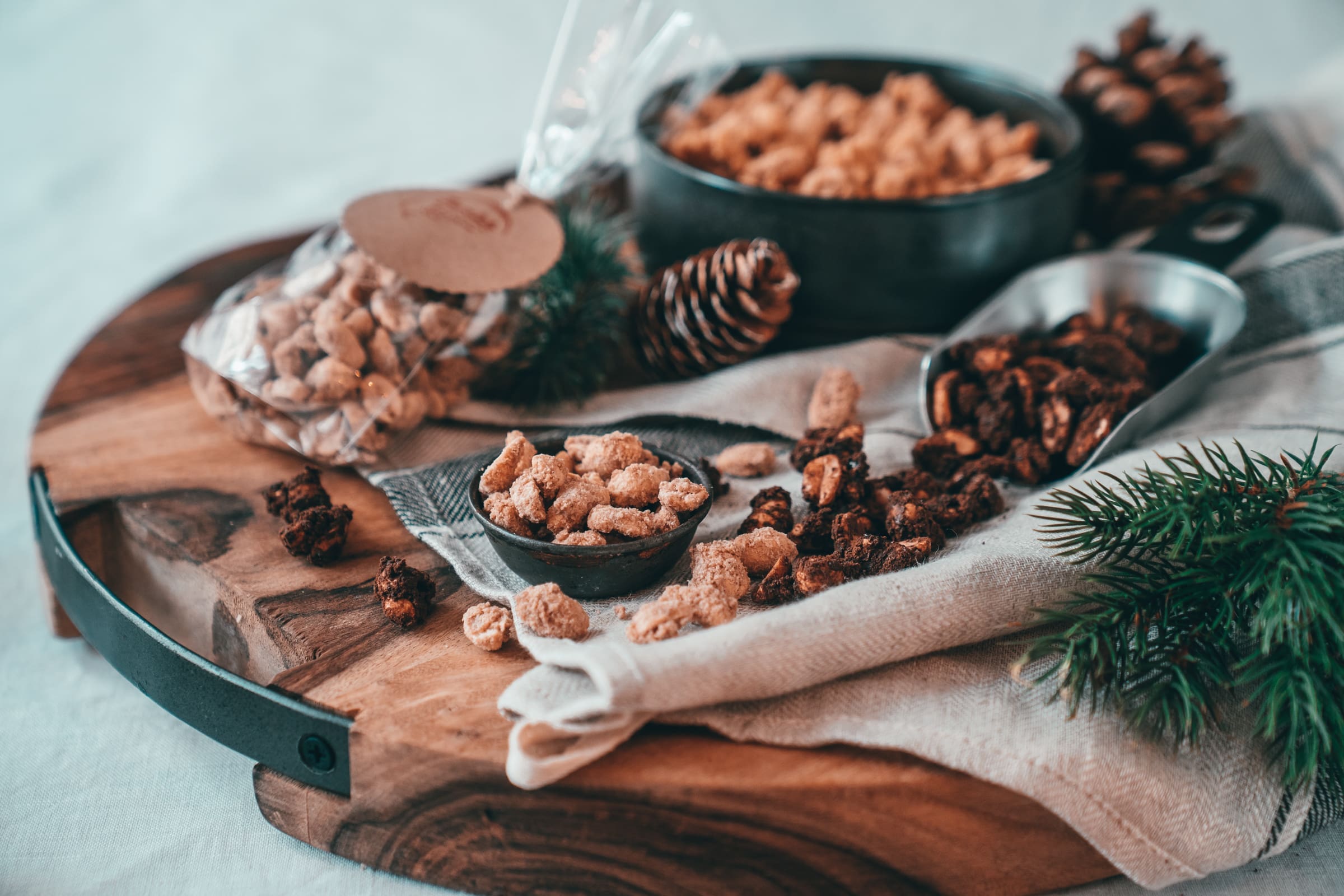 Rezept für 3 spannende Varianten gebrannte Erdnüsse. So holt ihr euch den Weihnachtsmarkt nach Hause oder habt das perfekte Geschenk aus der Küche!