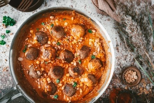 Vegane Quinoa-Bällchen in afrikanischer Erdnusssauce 4 zuva quinoabaellchen 1 | Wir finden es wichtig, auch immer einen Blick über den Tellerrand zu wagen. Dazu gehört für uns auch schon recht lange, uns immer mal wieder an veganer Küche zu probieren. Wir sind mit Sicherheit keine Profis auf dem Feld, aber auch wir möchten mit Bedacht Fleisch konsumieren und dazu gehört eben dann auch mehr und mehr vegetarische Gerichte auf den Tisch zu bringen. Also haben wir aus Quinoa richtig geniale Quinoa-Bällchen geformt und mit einer unfassbar guten afrikanischen Erdnusssauce angerichtet!