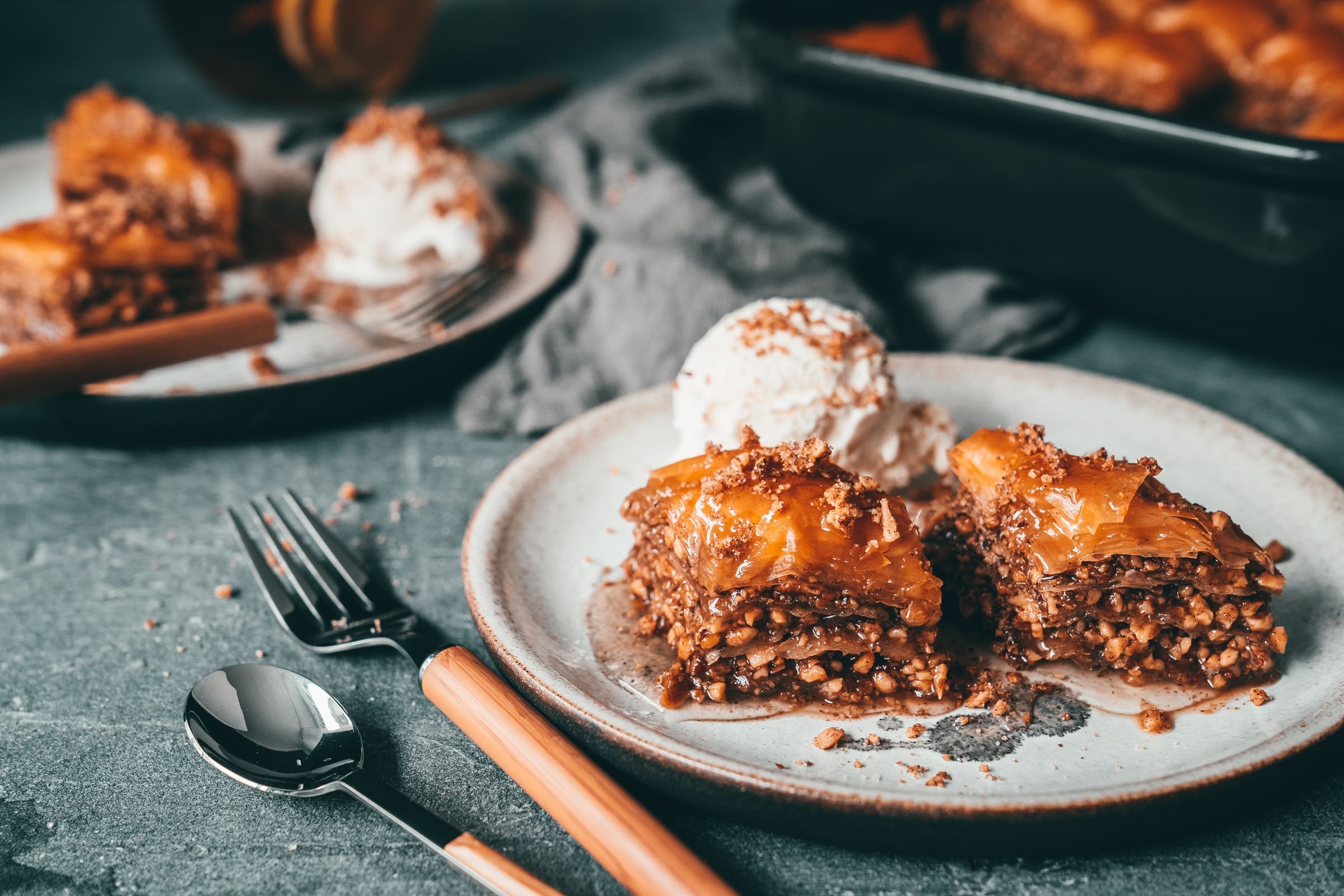 Baklava 1000flavors kenwood 20 | Was ist euer Lieblingsessen? Wir tuen uns mit dieser Frage oft ein wenig schwer, denn es gibt soooo viele leckere Gerichte und wir legen uns da ungerne fest. Aber Kenwood hat nicht locker gelassen und herausgefunden, was das Lieblingsessen der Deutschen ist - sowohl herzhaft als auch süß. Herausgekommen ist die Aktion "1000 Flavors Of Germany" und die ist so wunderbar bunt, vielfältig und lecker geworden. Unser Beitrag ist ein griechisches Baklava mit Walnüssen, Zimt & Honig - ihr Lieben, das ist das ultimative Dessert für Weihnachten und eigentlich auch sonst immer.