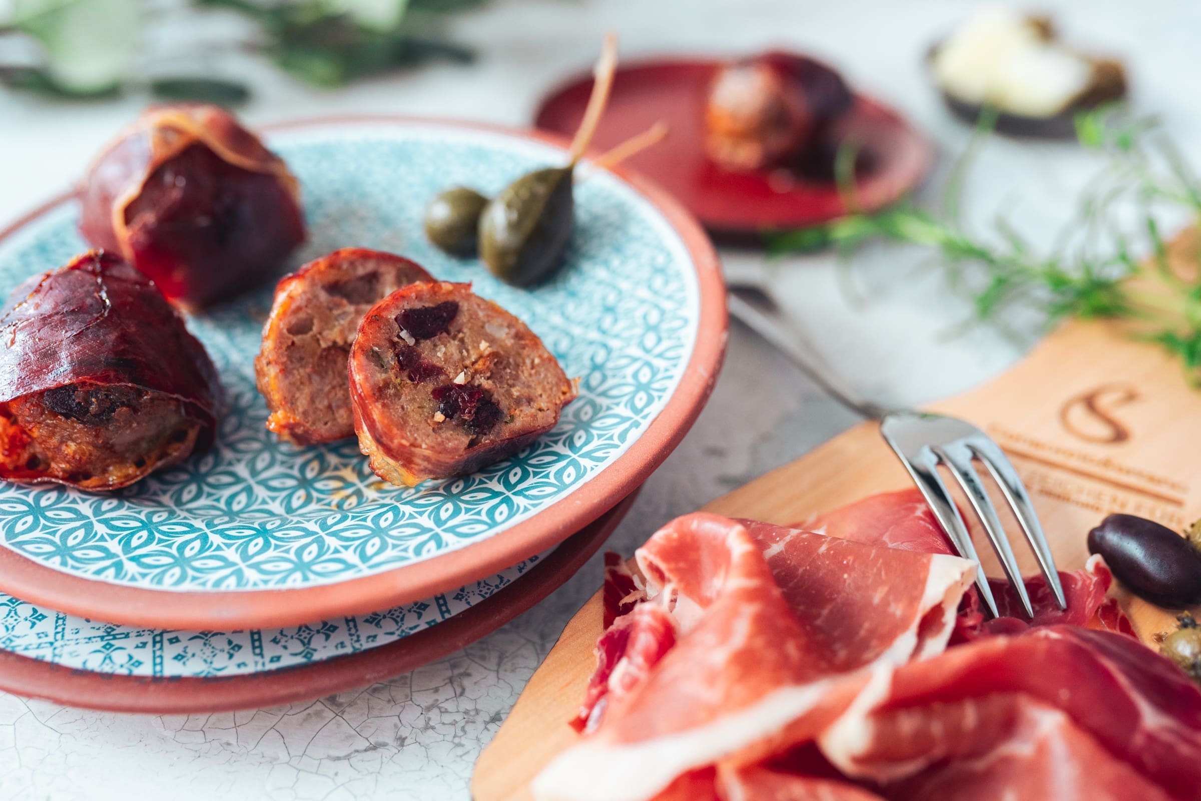 Bratwurst-Bällchen mit Serranoschinken