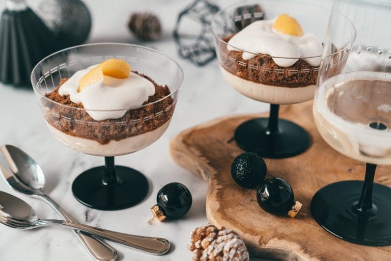 Lemon Cheesecake mit Champagner Creme Fraiche 5 | Ob für Gäste oder einfach so: Dessert im Glas ist die entspannteste Art, etwas Süßes zu servieren. Schön anzusehen, gut vorzubereiten und ganz ohne Anschneiden.