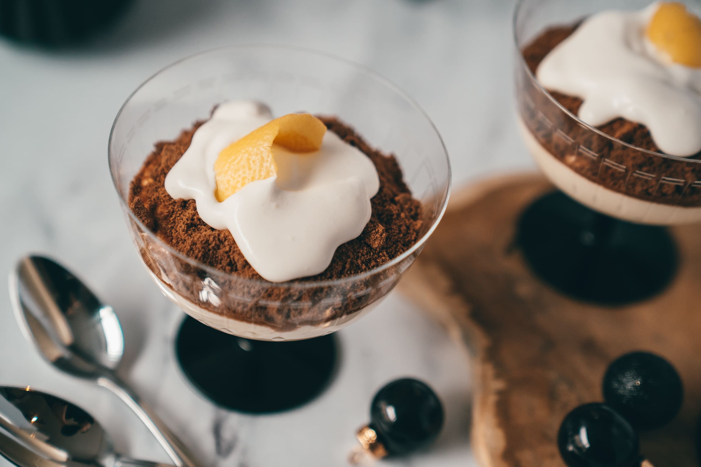 Lemon Cheesecake mit Champagner Creme Fraiche 6 | Wir haben ein geniales Last-Minute-Dessert für euch! Ganz einfach und trotzdem eine Geschmacksbombe - jeder bekommt es hin, die Zutaten sind schnell zur Hand und man kann es problemlos vorbereiten. Wir wissen, dass viele von euch auch total auf Glasdesserts stehen und wir sind auch große Fans. Unser Lemon-Cheesecake im Glas mit Champagner-Crème Fraîche ist wirklich genial und perfekt für Kurzentschlossene.