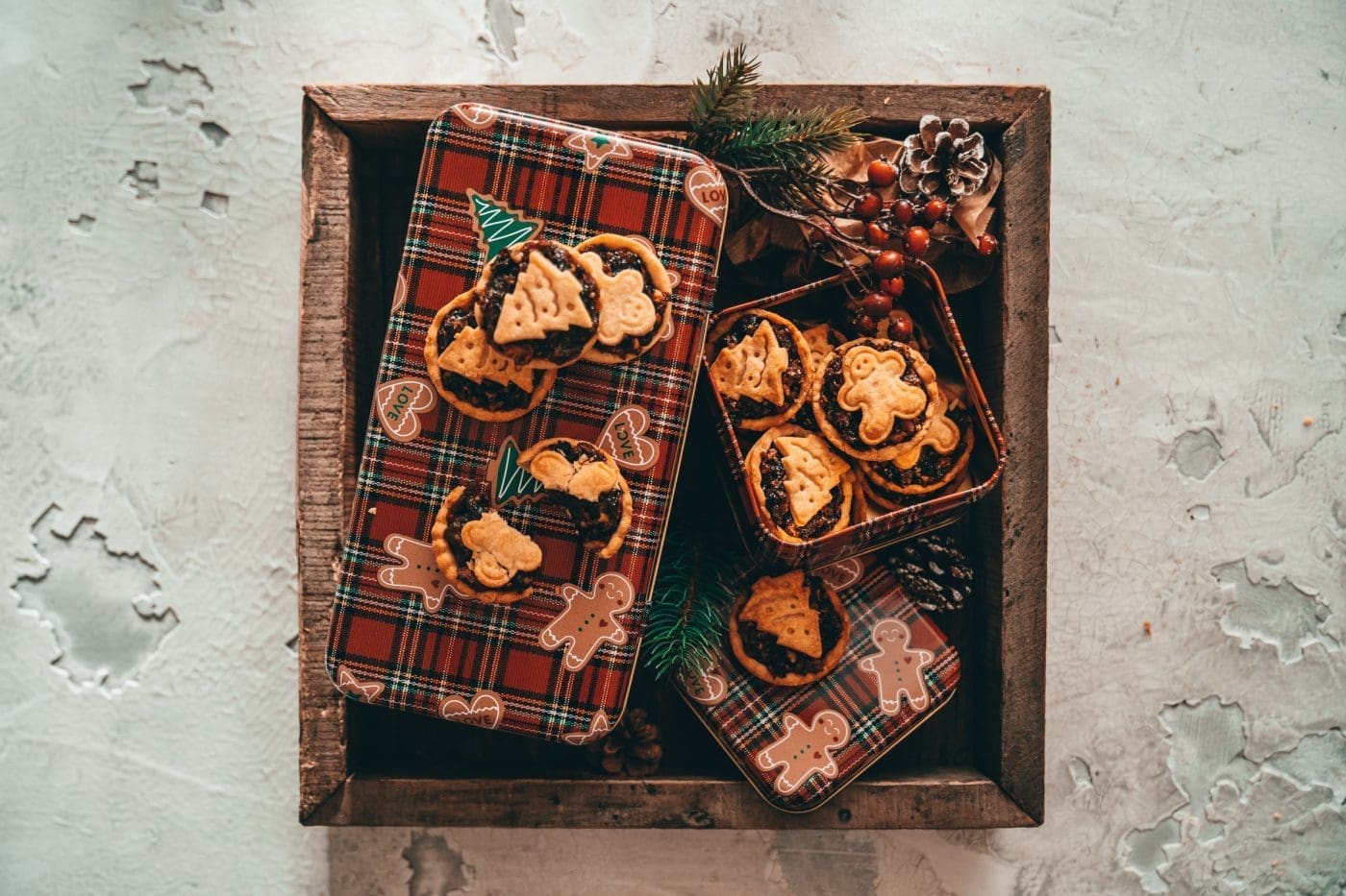 Mince Pies - Very British Christmas! 2 Mince Pie 11 | Weihnachten ohne einige Plätzchenklassiker geht einfach nicht, trotzdem schauen wir auch in jedem Jahr gerne über den Tellerrand und lassen uns von den Klassikern aus dem Ausland inspirieren! Dieses Jahr war es nicht so weit und wir sind bei den Weihnachtsrezepten aus Großbritannien hängen geblieben - dabei fiel uns der Begriff Mincemeat immer wieder ins Auge. Als uns klar wurde, was das ist, mussten wir direkt in die Küche und herausgekommmen sind diese unwiderstehlichen Mince Pies.