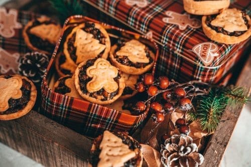 Mince Pie 6 | Weihnachtsplätzchen Rezepte gehören für uns jedes Jahr fest in die Adventszeit. Ob Vanillekipferl, Zimtsterne oder moderne Varianten. Ohne eine gut gefüllte Weihnachtsbäckerei wäre Weihnachten einfach nicht komplett, oder?! Wenn ihr Weihnachtsplätzchen Rezepte sucht, die schnell gelingen und gleichzeitig nach Kindheit schmecken, dann seid ihr hier richtig. Wir haben euch eine Sammlung zusammengestellt, die sowohl klassische als auch moderne Ideen für eure Weihnachtsbäckerei bereithält.