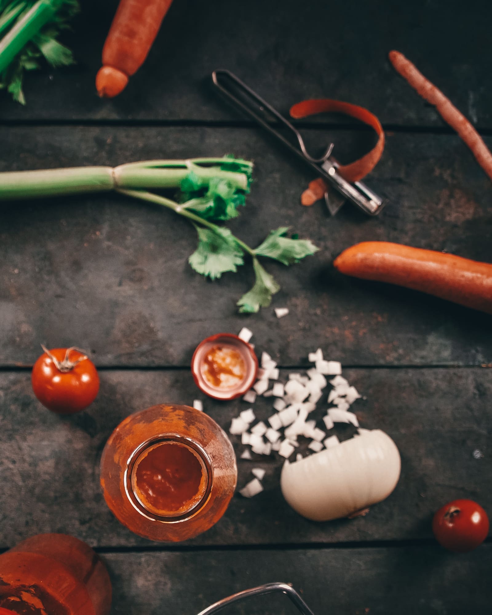 Passata di pomodoro - Die ultimative Tomatensauce auf Vorrat! 6 Passata 2020 5 | Und schon wieder hat uns Torsten's Mutter mit tollen Dingen aus ihrem Garten versorgt! Um ehrlich zu sein, war sie recht froh, dass sie einen dankbaren Abnehmer für die vielen reifen Tomaten gefunden hatte ;-). Kurz überlegt, was wir mit soviel der leckeren Früchte anstellen könnten, haben wir uns für eine Passata entschieden.