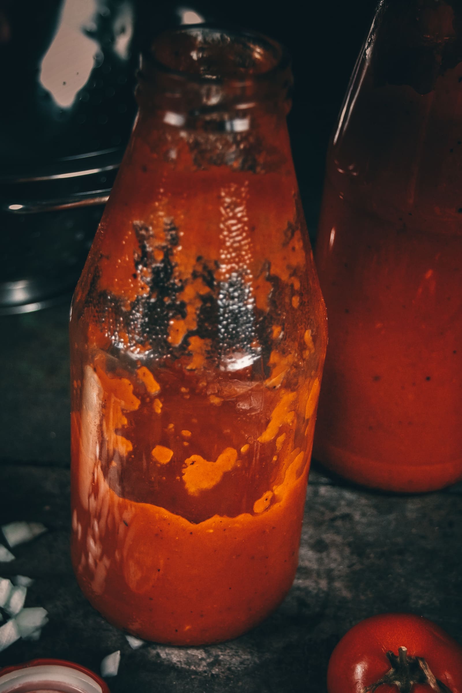 Passata di pomodoro - Die ultimative Tomatensauce auf Vorrat! 7 Passata 2020 6 | Und schon wieder hat uns Torsten's Mutter mit tollen Dingen aus ihrem Garten versorgt! Um ehrlich zu sein, war sie recht froh, dass sie einen dankbaren Abnehmer für die vielen reifen Tomaten gefunden hatte ;-). Kurz überlegt, was wir mit soviel der leckeren Früchte anstellen könnten, haben wir uns für eine Passata entschieden.