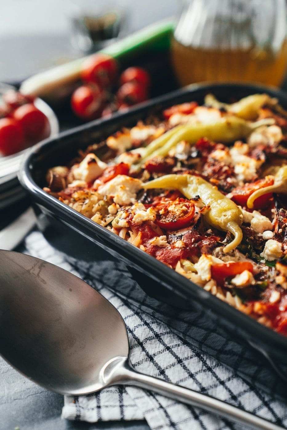 Griechisch inspirierter Feta-Nudelauflauf aus dem Ofen. Einfaches Auflauf-Rezept mit Nudeln, Gemüse und Feta für Familie und Gäste.