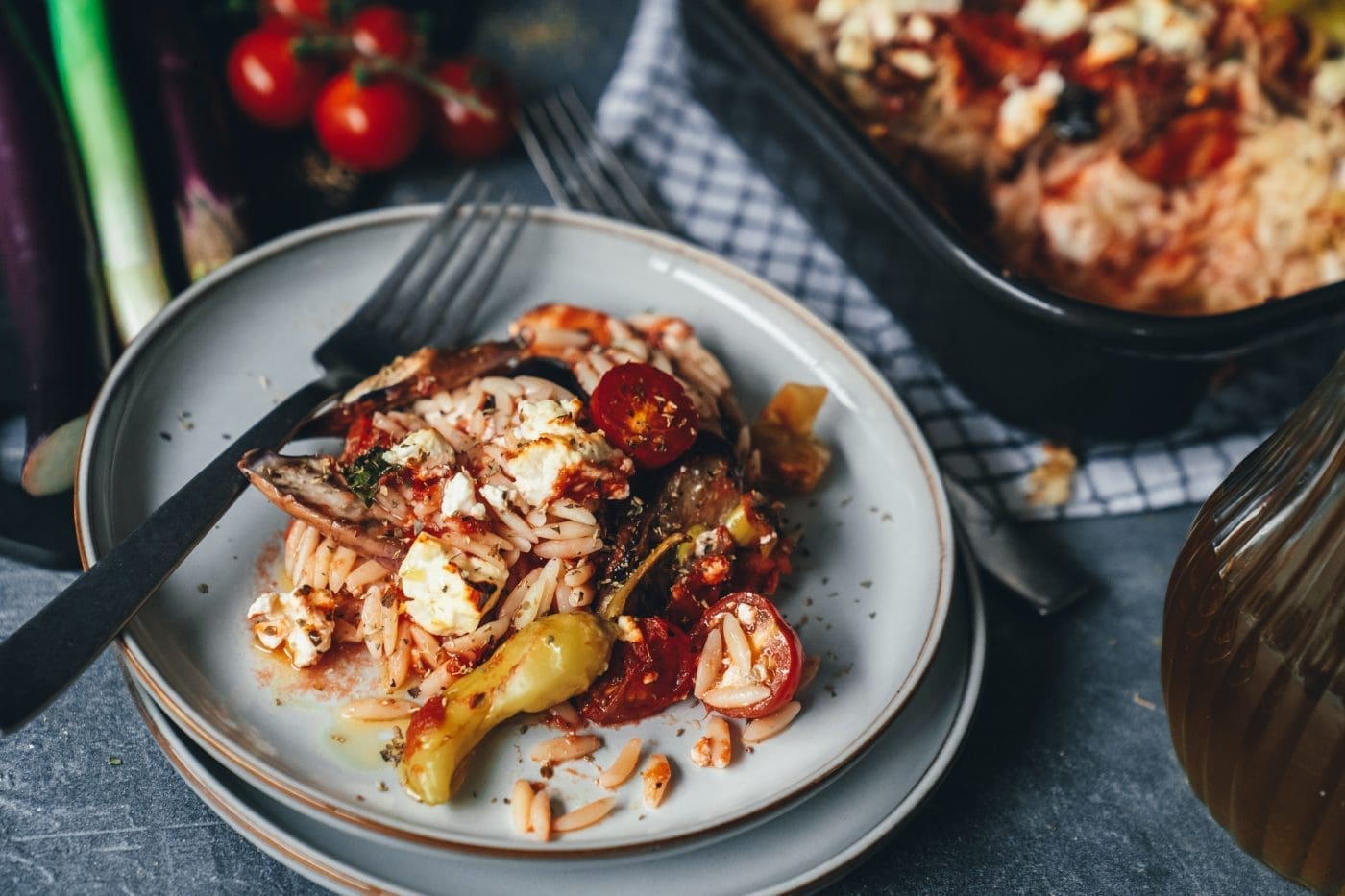 Griechisch inspirierter Feta-Nudelauflauf aus dem Ofen. Einfaches Auflauf-Rezept mit Nudeln, Gemüse und Feta für Familie und Gäste.